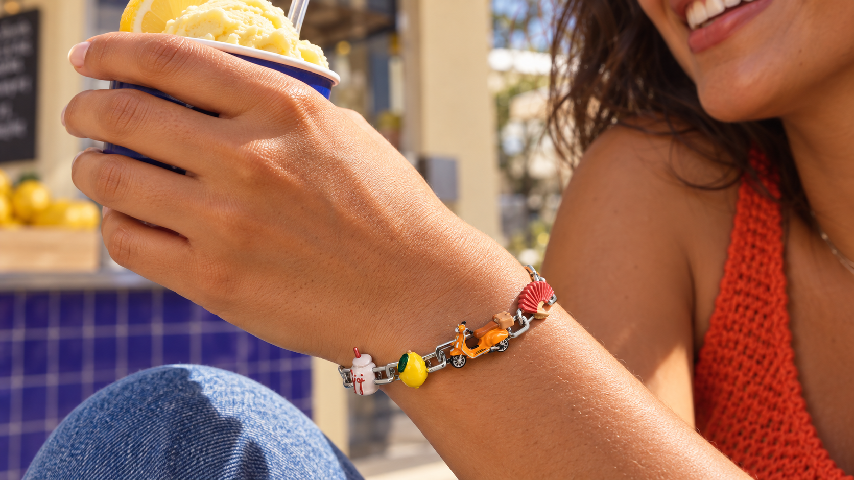 Gigi Set em uso na sorveteria, com charms de copo, limão, scooter e leque — conceito gerado