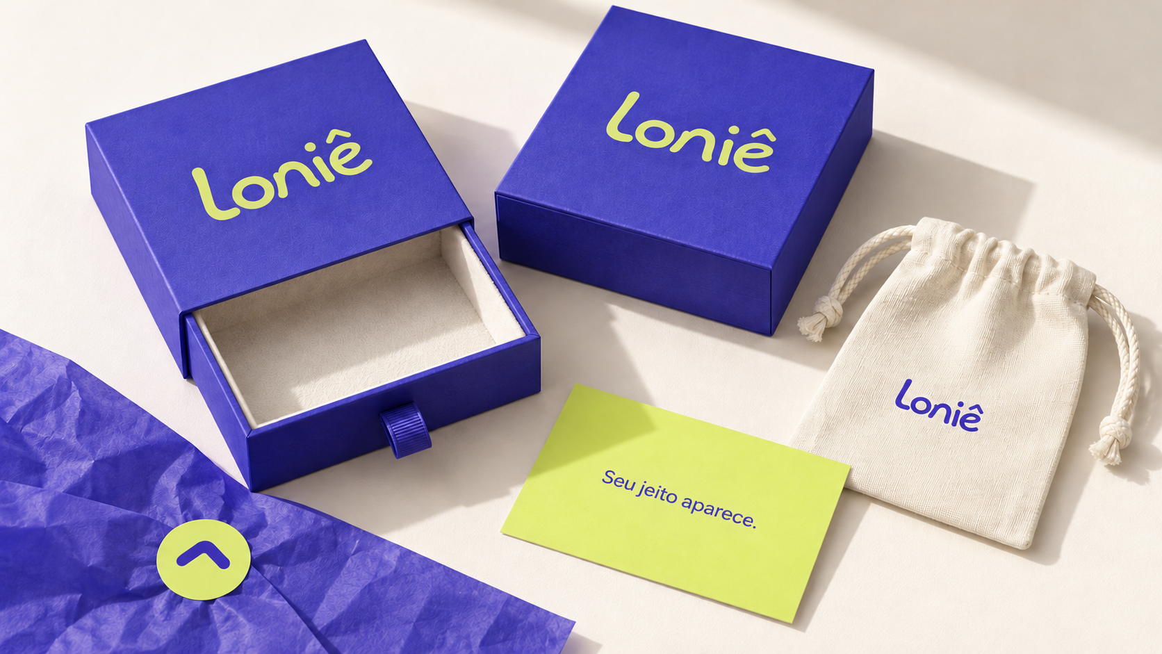 Mockup gerado de caixa violeta, pouch marfim, cartão lima e papel de seda
