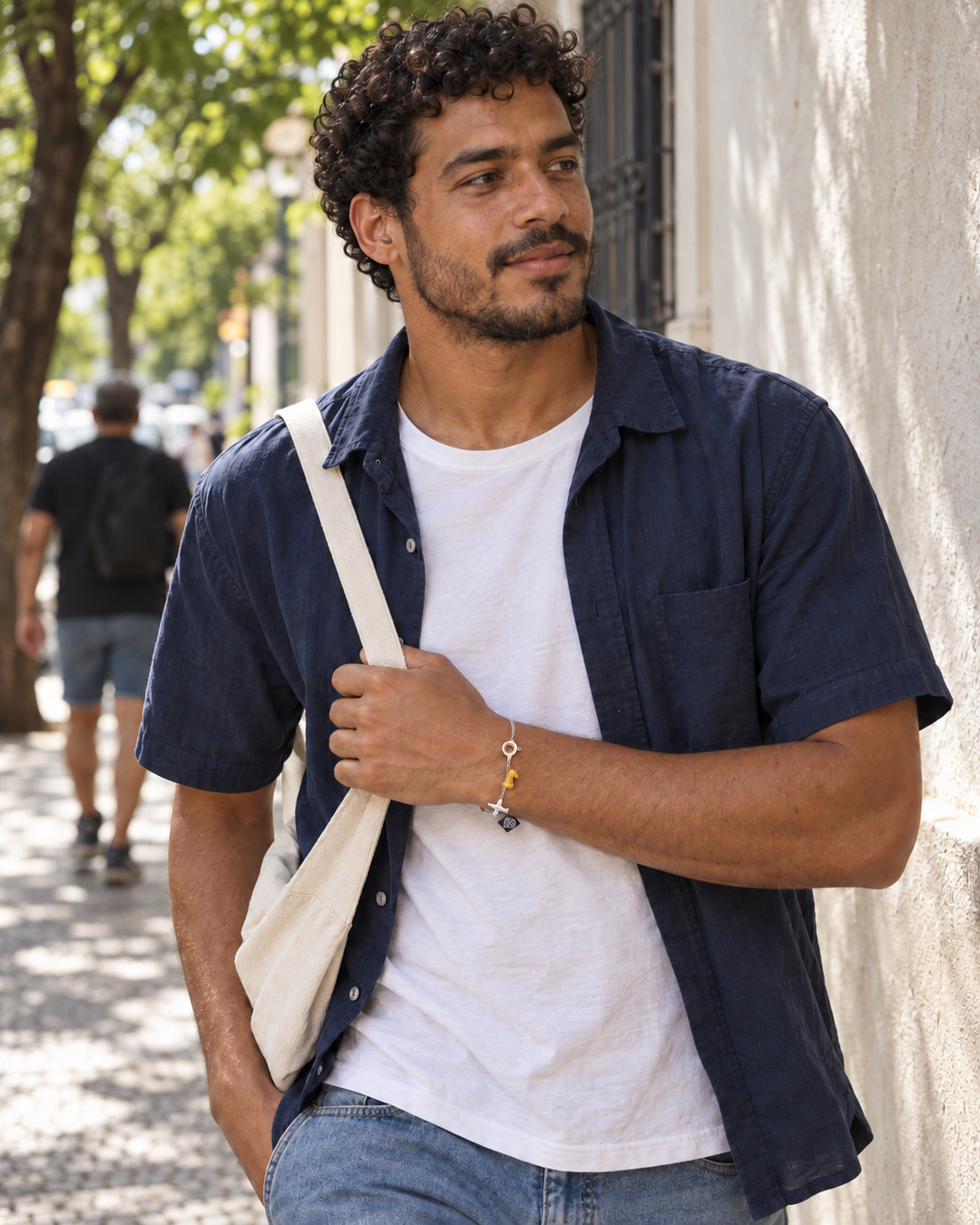 Foto piloto de um homem na cidade com a pulseira Sardinia e bolsa de lona