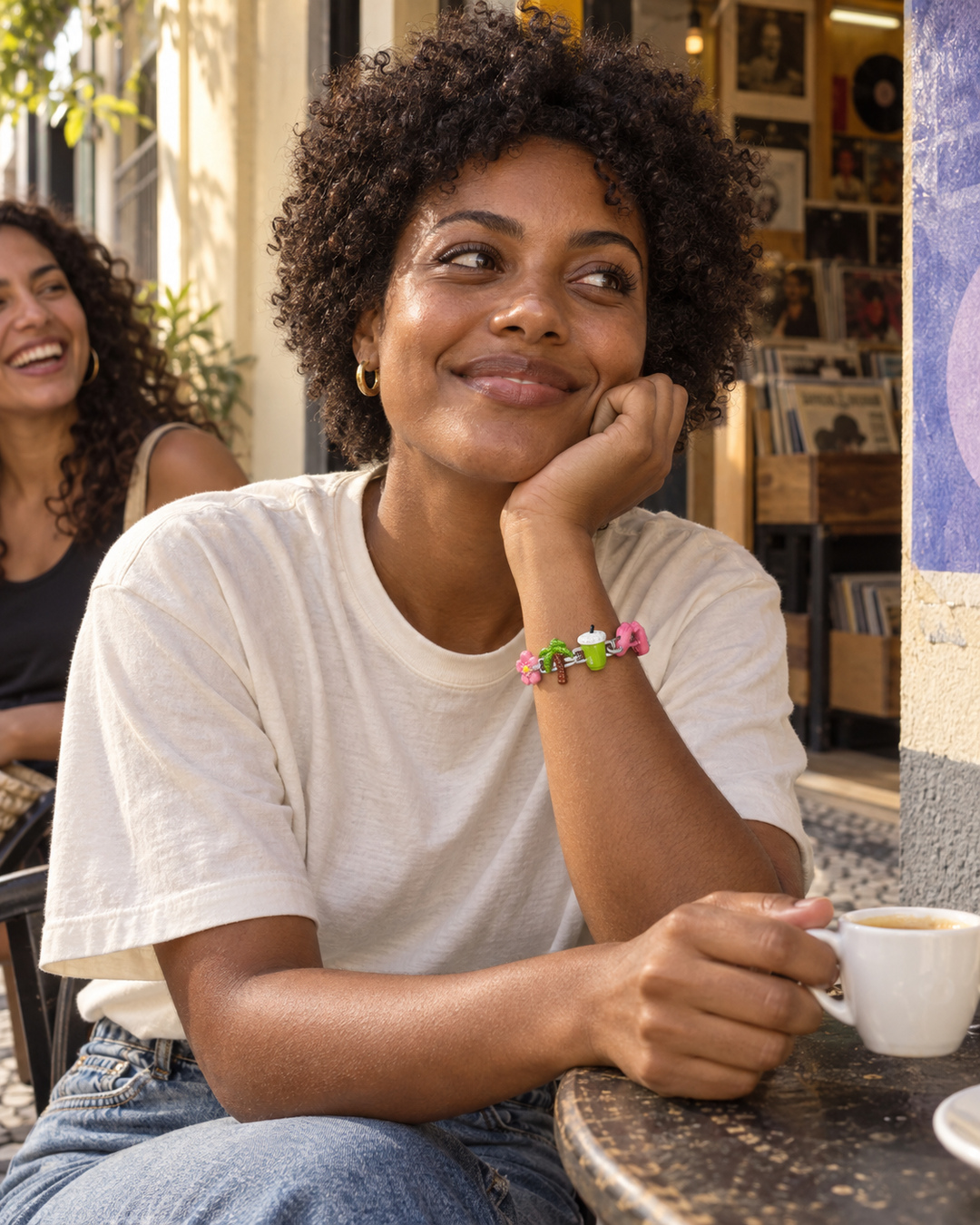 Foto piloto: duas amigas em um encontro; pulseira de charms Indie no pulso da mulher em primeiro plano