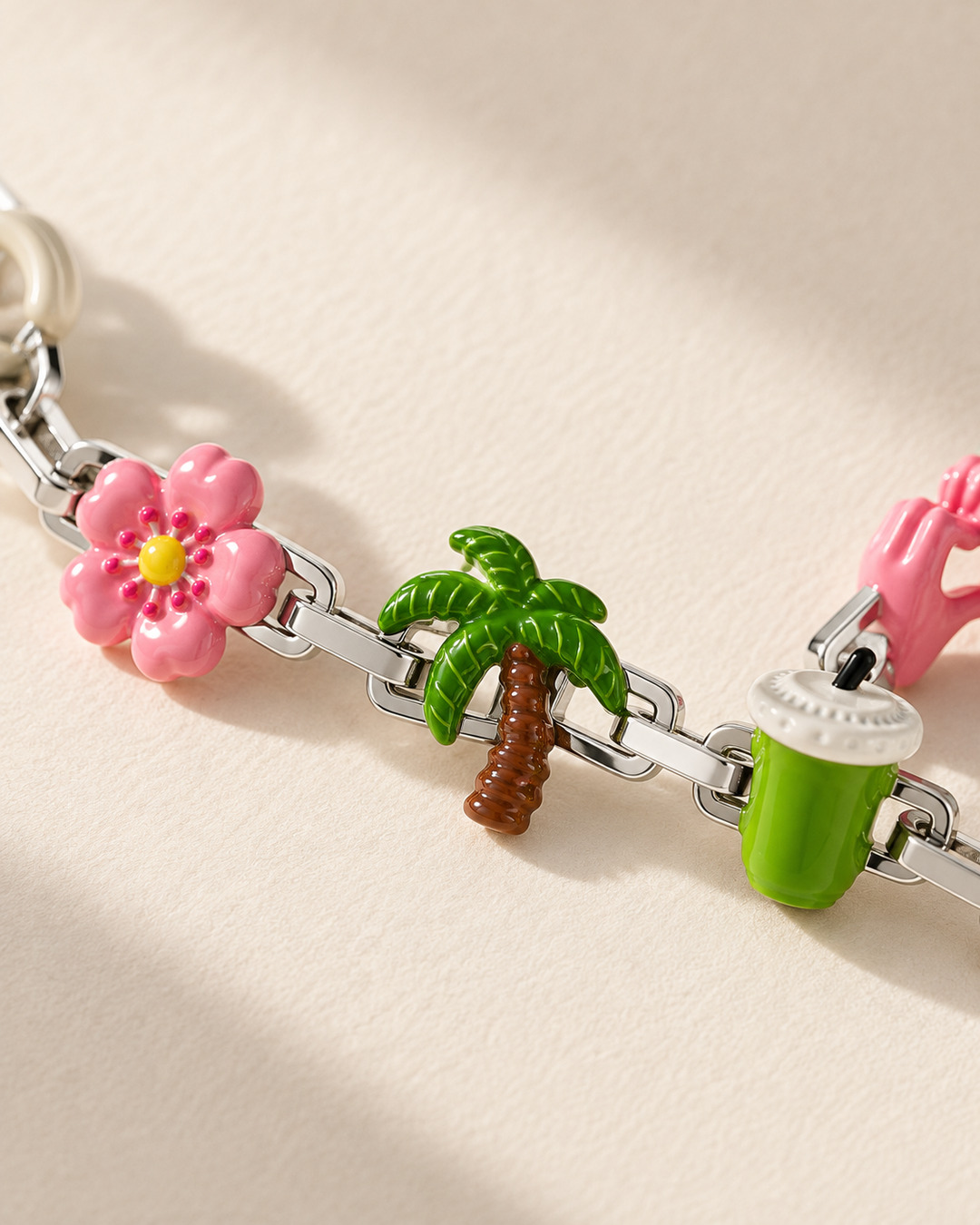 Detalhes dos charms de flor, palmeira e copo da série Indie